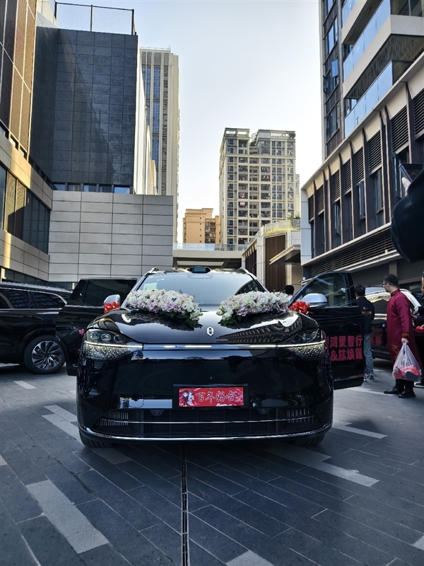 1000万以内最好的SUV！问界M9当婚车：尾灯大红双喜应景 问界M9 第1张