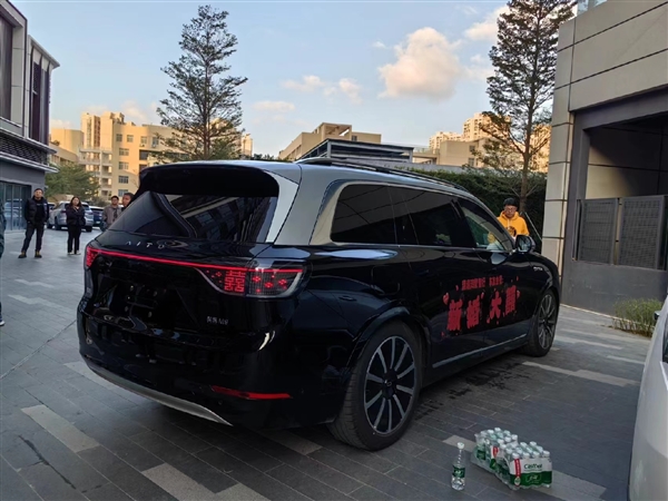 1000万以内最好的SUV！问界M9当婚车：尾灯大红双喜应景 问界M9 第2张