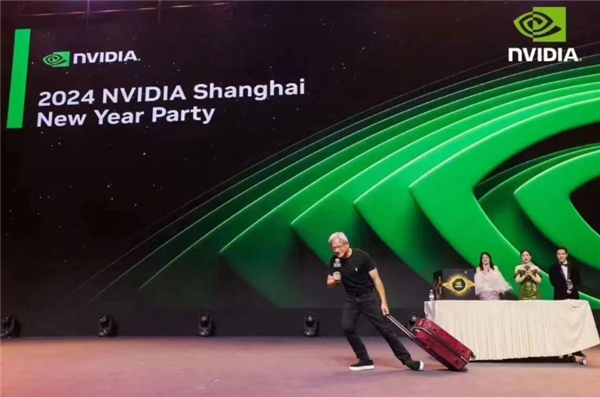 黄仁勋突然来中国 穿大花背心扭秧歌参加年会背后：华为起势太猛 感到压力 华为 第2张