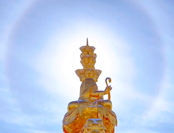 不虚此行！峨眉山金顶惊现巨型日晕 专家：特殊的物理现象 峨眉山金顶 第1张