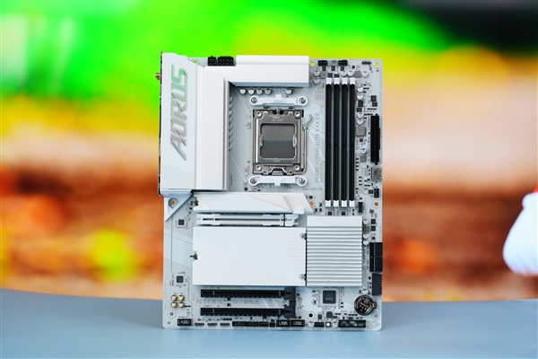 高颜值小白板！技嘉冰雕B650E AORUS ELITE X AX ICE主板图赏 技嘉冰雕B650E 第2张