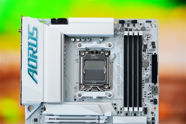高颜值小白板！技嘉冰雕B650E AORUS ELITE X AX ICE主板图赏 技嘉冰雕B650E 第3张