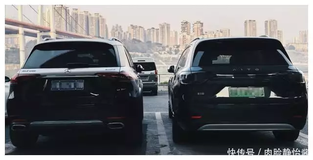 问界M9与奔驰GLE350同框,车友:为何问界M9的档次感更胜一筹?“妹子的裤子好个性啊,不知道的人还以为是你自己画上去的呢”! 第3张 问界M9与奔驰GLE350同框,车友:为何问界M9的档次感更胜一筹?“妹子的裤子好个性啊,不知道的人还以为是你自己画上去的呢”! 第3张