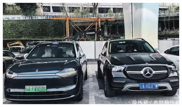问界M9与奔驰GLE350同框,车友:为何问界M9的档次感更胜一筹?“妹子的裤子好个性啊,不知道的人还以为是你自己画上去的呢”! 第1张 问界M9与奔驰GLE350同框,车友:为何问界M9的档次感更胜一筹?“妹子的裤子好个性啊,不知道的人还以为是你自己画上去的呢”! 第1张