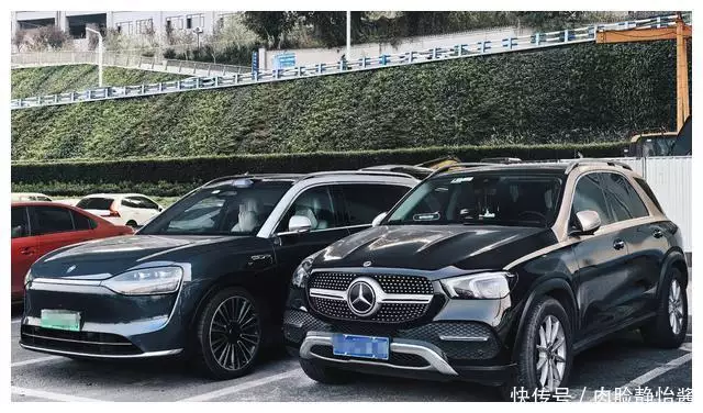 问界M9与奔驰GLE350同框,车友:为何问界M9的档次感更胜一筹?“妹子的裤子好个性啊,不知道的人还以为是你自己画上去的呢”! 第2张 问界M9与奔驰GLE350同框,车友:为何问界M9的档次感更胜一筹?“妹子的裤子好个性啊,不知道的人还以为是你自己画上去的呢”! 第2张