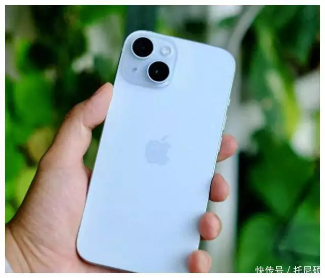 不好卖继续降?iPhone 15又跌了,256GB更亲民了,库克也很无奈31岁在春晚一炮而红,观众都以为他隐退了,其实已经去世10年了 第1张 不好卖继续降?iPhone 15又跌了,256GB更亲民了,库克也很无奈31岁在春晚一炮而红,观众都以为他隐退了,其实已经去世10年了 第1张
