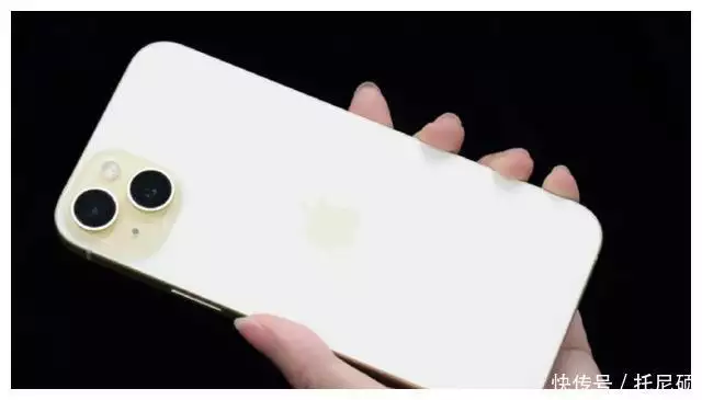不好卖继续降?iPhone 15又跌了,256GB更亲民了,库克也很无奈31岁在春晚一炮而红,观众都以为他隐退了,其实已经去世10年了 第2张 不好卖继续降?iPhone 15又跌了,256GB更亲民了,库克也很无奈31岁在春晚一炮而红,观众都以为他隐退了,其实已经去世10年了 第2张