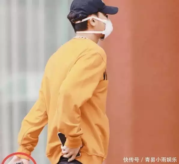 《创3》导师团机场集结被拍,黄子韬折叠手机亮了,得知价格:打扰了《追风者》:李晟达惨死医院,林樵松背锅,才懂苏辞书骗了所有人 第5张 《创3》导师团机场集结被拍,黄子韬折叠手机亮了,得知价格:打扰了《追风者》:李晟达惨死医院,林樵松背锅,才懂苏辞书骗了所有人 第5张
