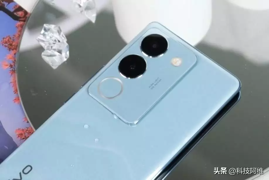 曲面屏手机多少钱一台（从2999元跌至1741元，12GB+512GB+5000万，曲面屏手机售价大跳水景甜终于不再保守了！不仅穿上时尚衣，还把安全裤外穿，身材太惹眼） 第3张