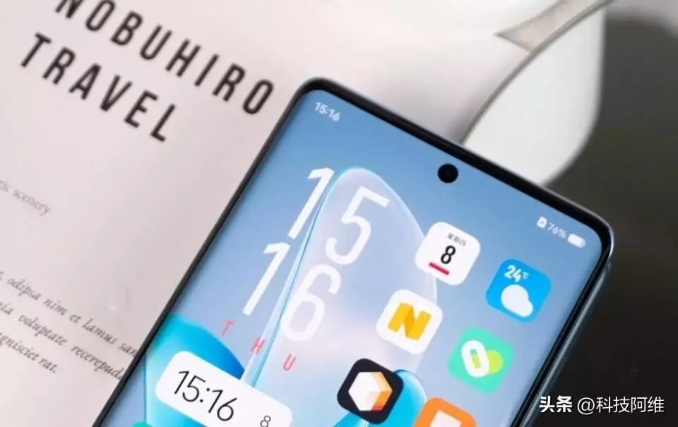 曲面屏手机多少钱一台（从2999元跌至1741元，12GB+512GB+5000万，曲面屏手机售价大跳水景甜终于不再保守了！不仅穿上时尚衣，还把安全裤外穿，身材太惹眼） 第2张