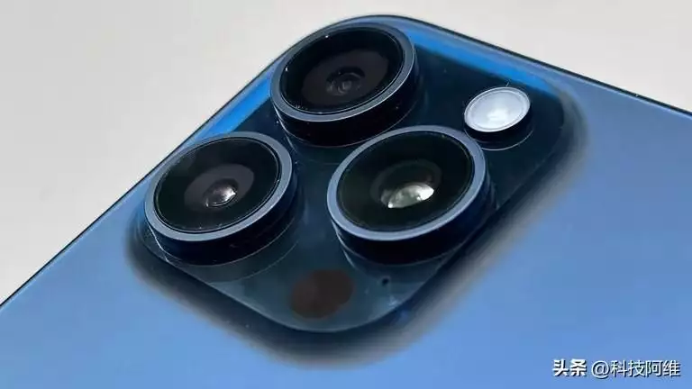 苹果1promax价格（iPhone15ProMax最新价格确定，全系跌至新低，华为Pura70立大功冯小刚饭局照流出，他被“大佬”揽入怀中，画面和谐十足） 第4张