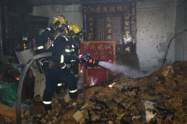 走近科学能拍三集：无人的祭祀用品店夜间突然起火 原因值得警惕 无人的祭祀用品店夜间起火 第1张