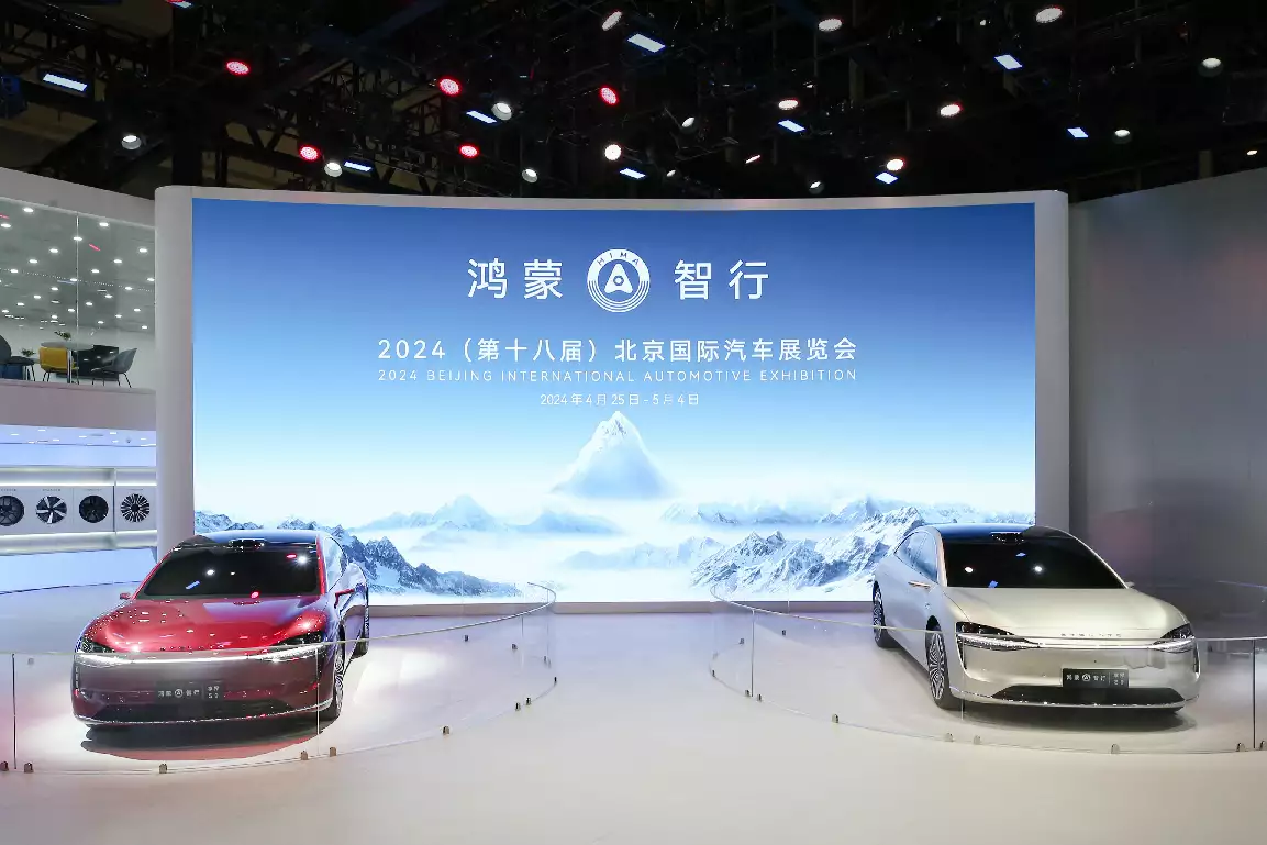 享界S9、问界新M5亮相北京车展，鸿蒙智行大秀品牌全家福长得英俊帅气，却输在“个子矮”上，这6位男星身高太不懂事了！ 第2张