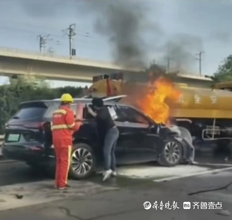 问界m7车标太难看（问界M7车祸：车门把手样式不重要，未自动解锁是大忌） 第1张
