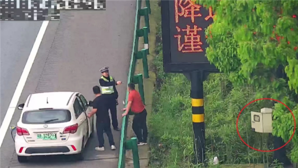 电动车没电趴窝高速 司机竟拆开路牌显示屏配电箱给车充电 电动车 第1张