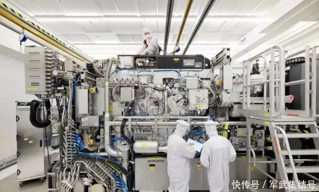 iPhone15发布在即,中企突然宣布,外媒:库克心都碎了美女小姐姐穿缎面抹胸吊带裙配合一头卷发,摩登气息扑面而来(太疯狂了) 第3张 iPhone15发布在即,中企突然宣布,外媒:库克心都碎了美女小姐姐穿缎面抹胸吊带裙配合一头卷发,摩登气息扑面而来(太疯狂了) 第3张