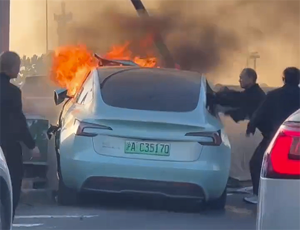 一特斯拉Model 3事故后起火燃烧：路人紧急破窗救援 特斯拉Model 3 第2张