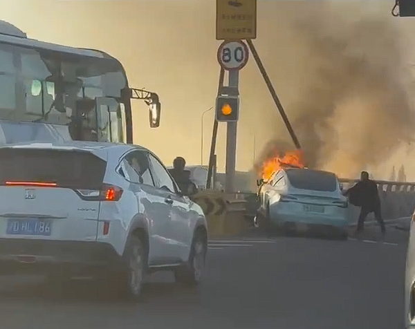 一特斯拉Model 3事故后起火燃烧：路人紧急破窗救援 特斯拉Model 3 第1张