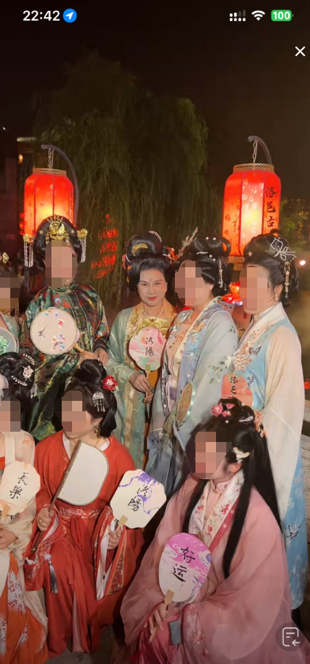 董明珠穿汉服带闺蜜团二刷洛阳洛邑古城：现场围观游客爆满 董明珠 第2张