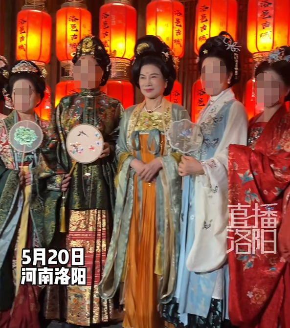 董明珠穿汉服带闺蜜团二刷洛阳洛邑古城：现场围观游客爆满 董明珠 第3张
