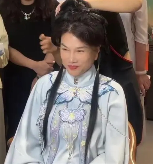 董明珠穿汉服带闺蜜团二刷洛阳洛邑古城：现场围观游客爆满 董明珠 第6张