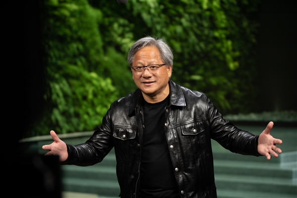 英伟达股价创新高！黄仁勋净值超900亿美元 超越美国最富有家族所有成员 英伟达 第1张