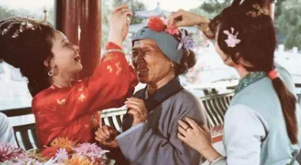 刘姥姥做了什么？为什么能让王熙凤对她由路转粉？（居然可以这样） 第3张