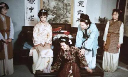 赵姨娘讨人嫌是有缘由的，这个缘由可总结为哪两个字？（奔走相告） 第4张