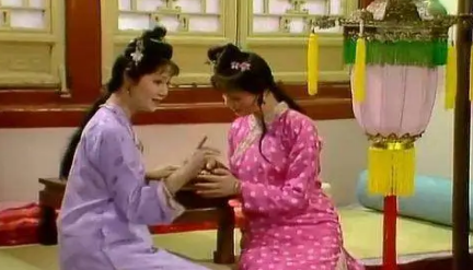 红楼梦中，薛宝钗为什么是名不虚传的圈粉女王？（奔走相告） 第2张