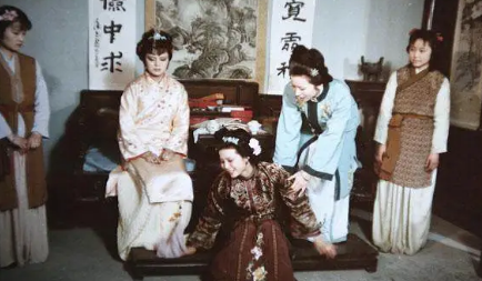 王熙凤为何会连续两次因为花袭人为王夫人顶罪？（一篇读懂） 第3张