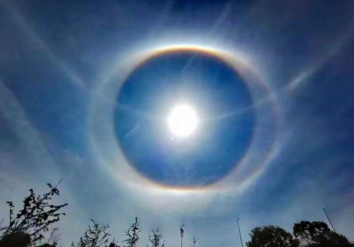 罕见！昆明天空惊现“巨眼”？双环日晕如同给太阳戴上了“美瞳”  双环日晕 第1张