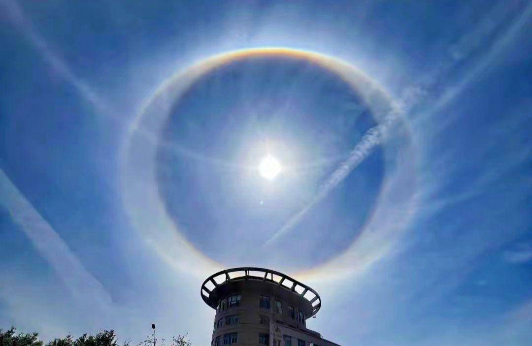 罕见！昆明天空惊现“巨眼”？双环日晕如同给太阳戴上了“美瞳”  双环日晕 第2张