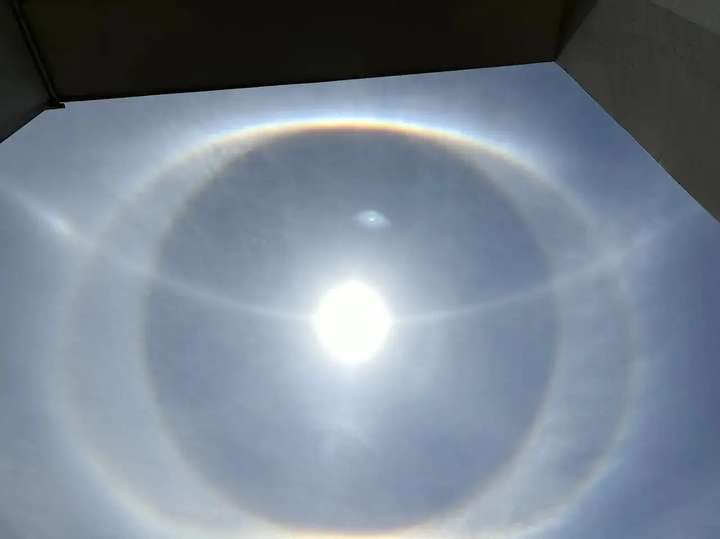 罕见！昆明天空惊现“巨眼”？双环日晕如同给太阳戴上了“美瞳”  双环日晕 第6张