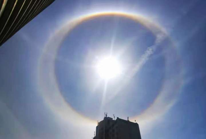 罕见！昆明天空惊现“巨眼”？双环日晕如同给太阳戴上了“美瞳”  双环日晕 第5张