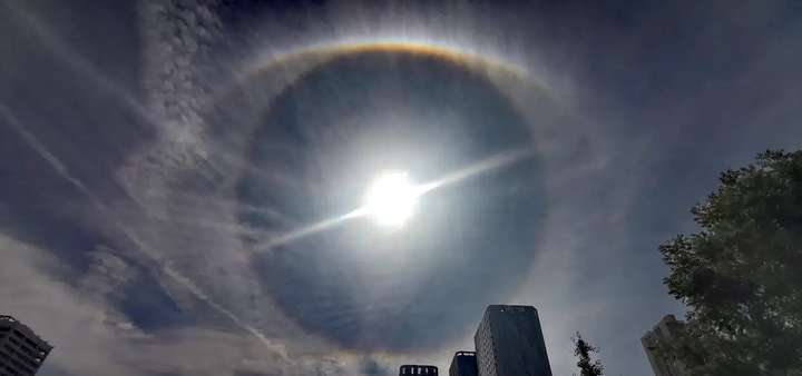 罕见！昆明天空惊现“巨眼”？双环日晕如同给太阳戴上了“美瞳”  双环日晕 第4张