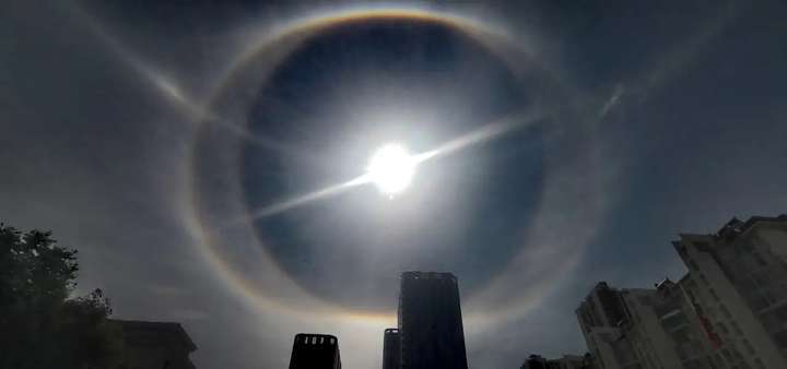 罕见！昆明天空惊现“巨眼”？双环日晕如同给太阳戴上了“美瞳”  双环日晕 第7张