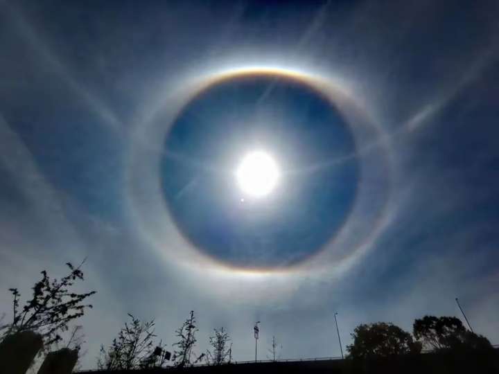 罕见！昆明天空惊现“巨眼”？双环日晕如同给太阳戴上了“美瞳”  双环日晕 第9张