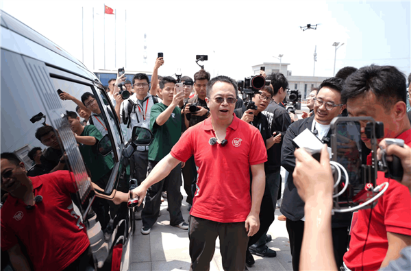 卖掉迈巴赫买了第一辆新能源车 周鸿祎喜提极氪009光辉版 周鸿祎 极氪009光辉版 第1张