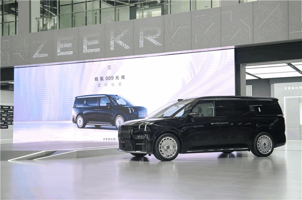 卖掉迈巴赫买了第一辆新能源车 周鸿祎喜提极氪009光辉版 周鸿祎 极氪009光辉版 第4张