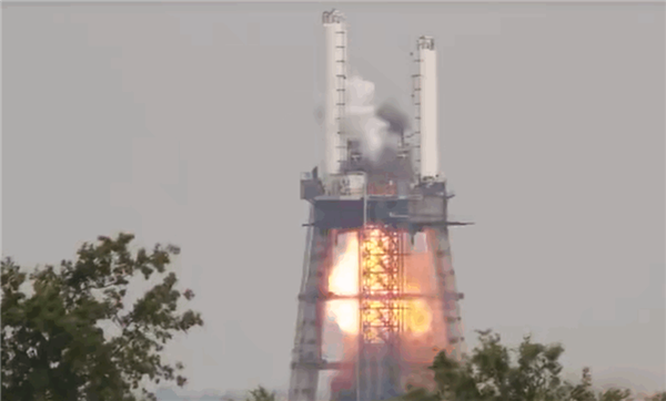 SpaceX测试猛禽发动机时发生爆炸：火光冲天、浓烟滚滚 SpaceX 测试猛禽发动机发生爆炸 第1张