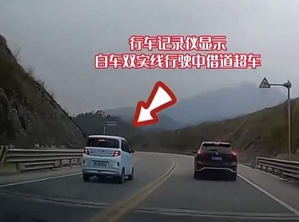 小车连续借道超车 1分钟后就出事：失控冲出路面翻滚数圈 借道超车 第1张
