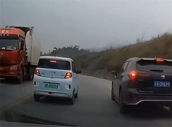 小车连续借道超车 1分钟后就出事：失控冲出路面翻滚数圈 借道超车 第2张