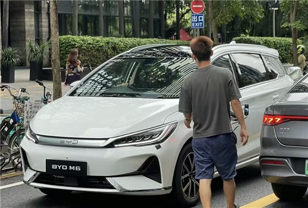 比亚迪全新MPV车型曝光：采用右舵设计 预计出口海外市场 比亚迪全新MPV 第1张