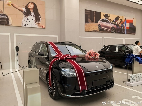 华为Mate之父李小龙喜提问界M9！网友点赞：应该让余承东来交车 华为Mate之父 问界M9 余承东 第1张