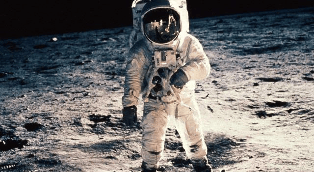 为啥宇航员上太空要随身带枪？是怕外星人偷袭吗？  航员上太空要带枪 外星人 第1张