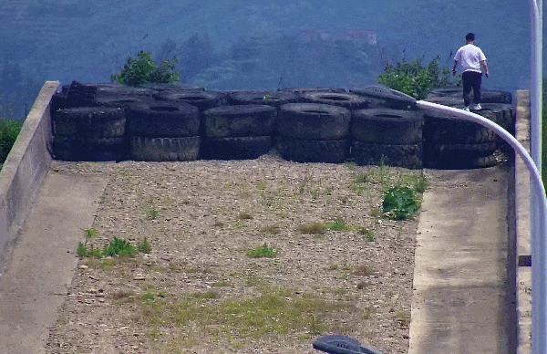 离谱：男子高速开SUV冲上避险车道顶端 只为看个风景 冲上避险车道顶端 第2张