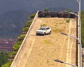 离谱：男子高速开SUV冲上避险车道顶端 只为看个风景 冲上避险车道顶端 第3张