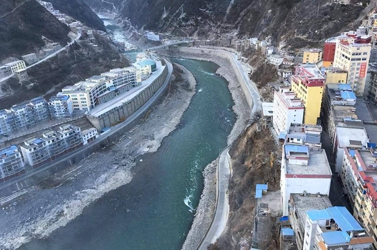 四川一座狭窄县城仅0.5平方公里，房子建在悬崖旁，住着不害怕吗  狭窄县城 第1张
