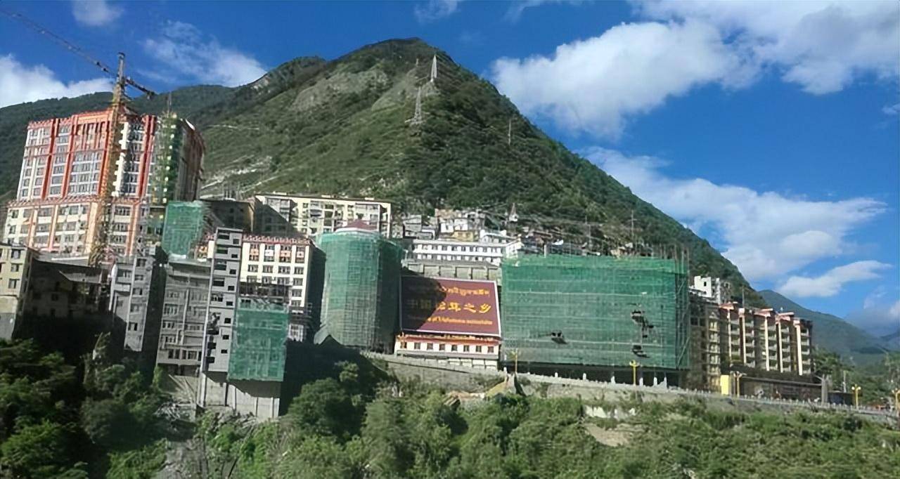 四川一座狭窄县城仅0.5平方公里，房子建在悬崖旁，住着不害怕吗  狭窄县城 第3张