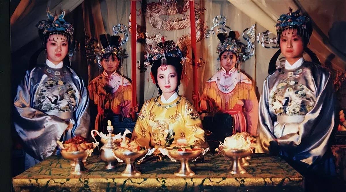 贾元春为何被吊死？从太监诡异行为和封号“假贤德”中可窥见一二  贾元春 第3张